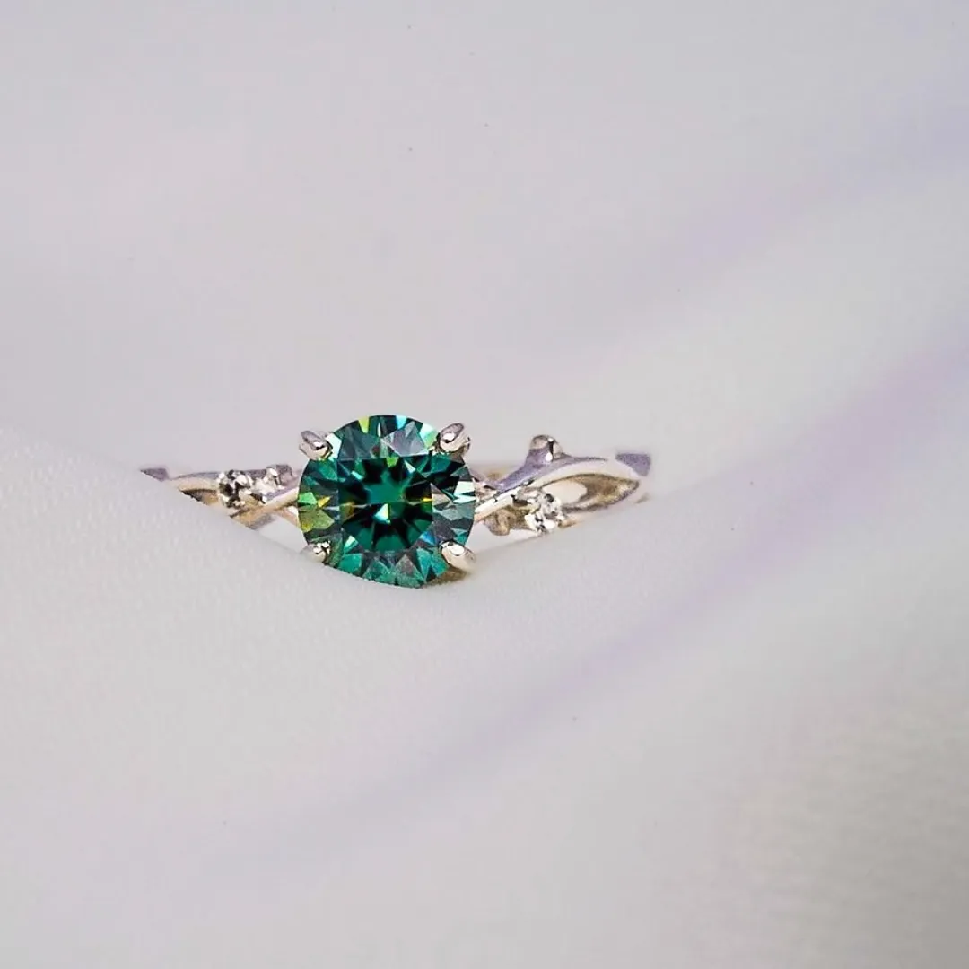 /public/photos/live/Dark Green Round Cut Moissanite Engagement Ring 501 (2).webp